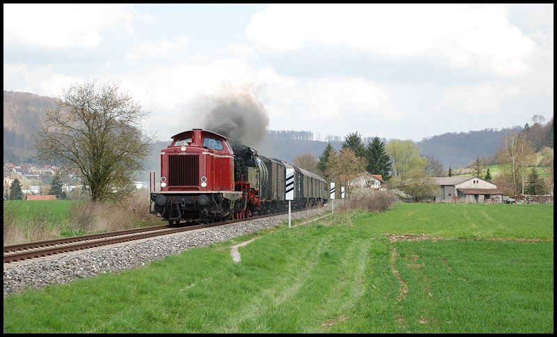 212 084 zieht die 64 419 und den DLr 92865 von Crailsheim nach Aulendorf. Aufgenommen am 26.April 2008 bei Oberkochen.