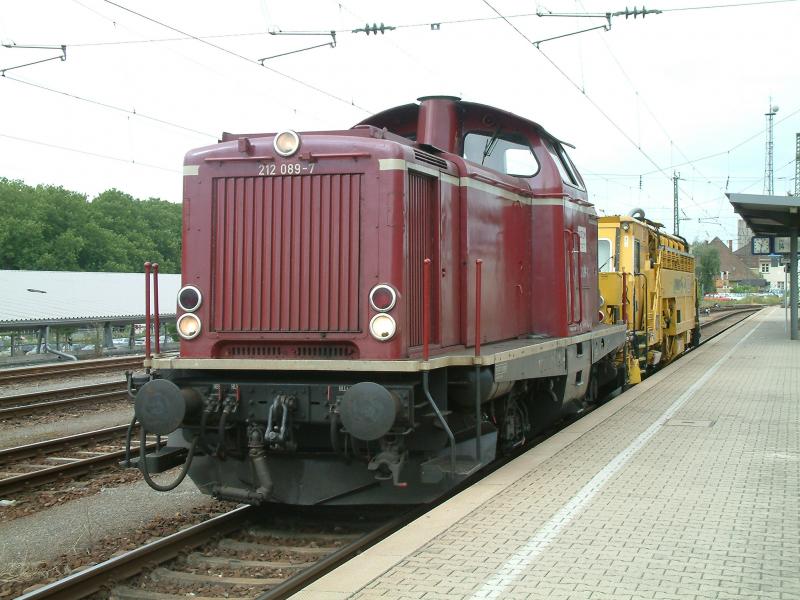 212 089 rangierte am 26.7. in Karlsruhe Hbf mit einer Gleisbaumaschine