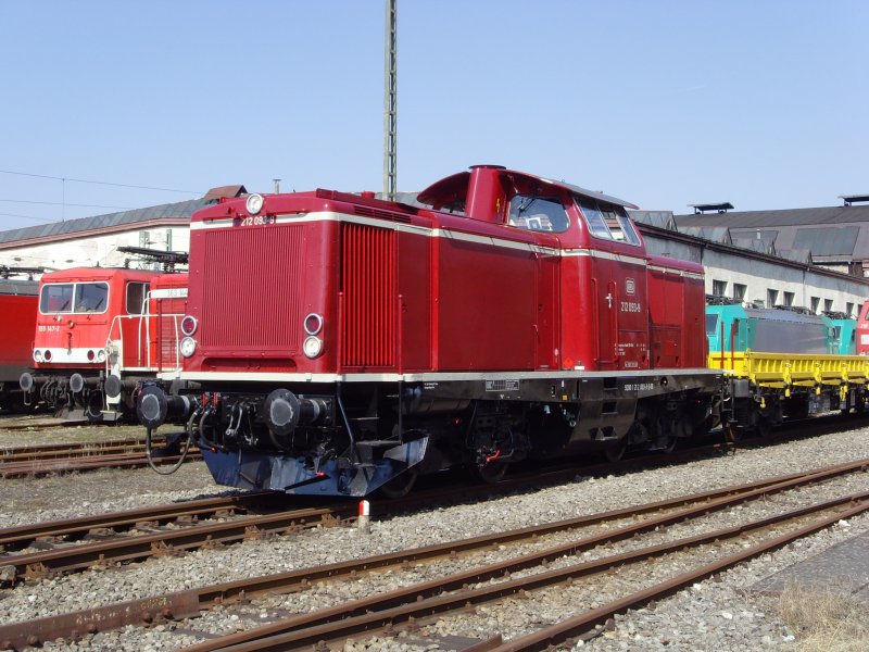 212 093-9 prsentiert sich blitz-blank in der Mittagssonne in Haltingen. 21.03.09