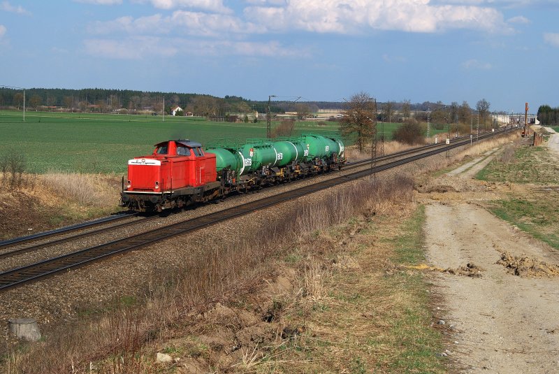 212 100 der Bayernbahn mit BfB-Kesselzug bei Hattenhofen (07.04.2009)