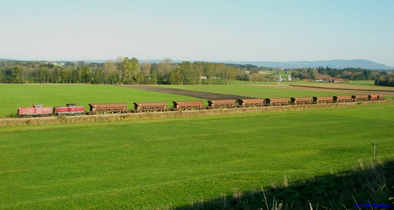 212 100 und V100 1365 am 18.10.2008 zwischen Fridolfing und Kirchanschring (KBS 945).