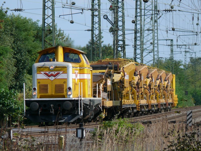 212 107-7 von Wiebe durchfhrt Gremberg mit einem Bauzug. Aufgenommen am 12/09/2009.