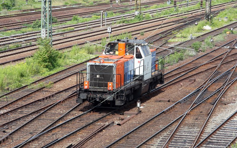 212 132-5 der Nordbayerischen Eisenbahn(NBE Rail)am 04.07.2009 auf den Rangiergleisen des Gterbahnhofs Halle G. Was wird sie wohl hierher verschlagen haben?