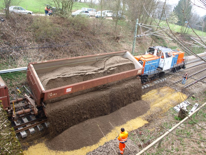 212 132-5 der Nordbayrischen Eisenbahn hat einen Bauzug mit Sand vor den Gemmenicher Tunnel gebracht der dort in das ausgehobene Gleisbett fr eine neue Weiche gekippt wurde.
