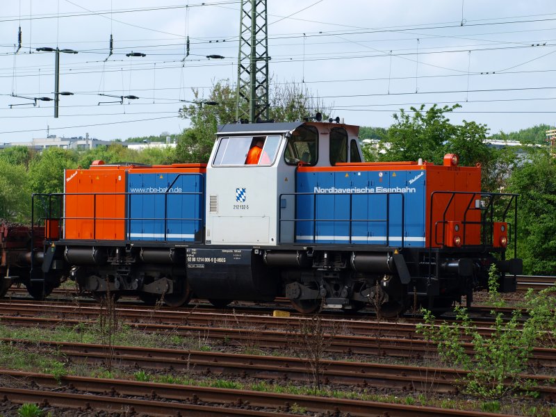 212 132-5 der Nordbayrischen Eisenbahn mit einem Schotterzug in Aachen West am 25.04.2009