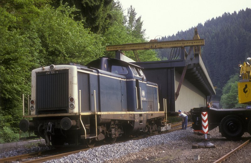 212 136  schiebt die neue Brcke auf die alte Brcke  Calw  19.05.90