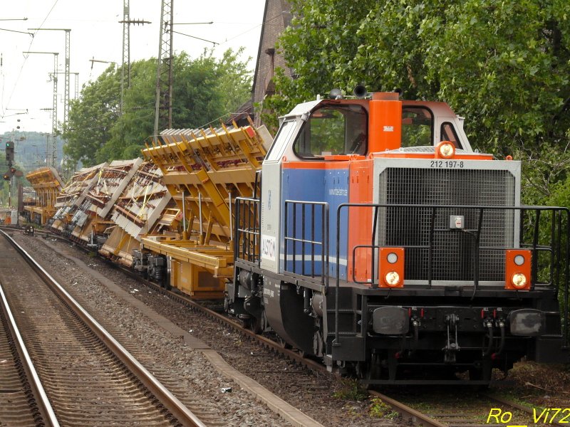 212 197-8 der NBE (Nordbayerische Eisenbahn) mit Weichentransportwagen WTM hat soeben Weichenwerk Witten verlassen. Witten Hbf. 19.07.2008.