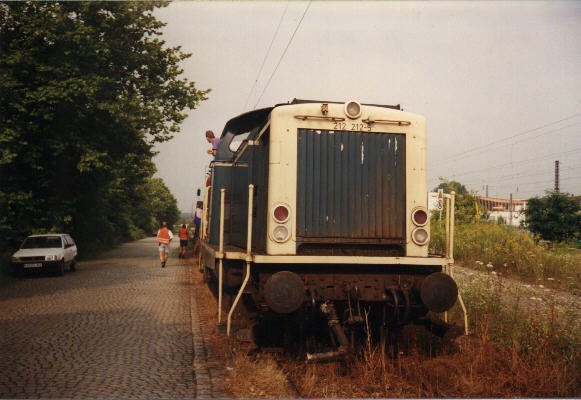 212 212-5 im Juni 1997 im Bahnhof Bretten. Die Lok hatte die Aufgabe einen Betonmischer auf einem Flachwagen zu den Bauarbeiten an den Bahnsteig zu transportieren. Zu diesem Zweck wurden damals nochmals die alten Rangiergleise des Bahnhofs befahren. Heute befindet sich an dieser Stelle ein Parkplatz. 