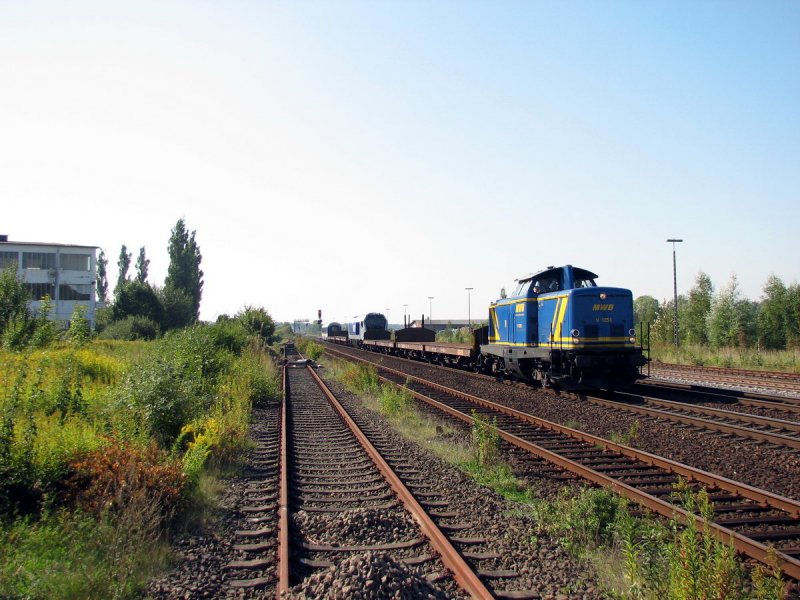 212 247 (V 1251 der MWB) mit einer Lokberfhrung (Voith Maxima 40 CC) in Bad Oldesloe (15.09.2006)