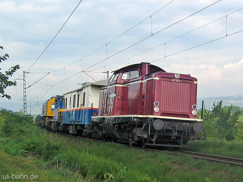 212 249-7 der HWB am 3.8.2006 mit Kranzug kurz vor Gau-Algesheim. 
