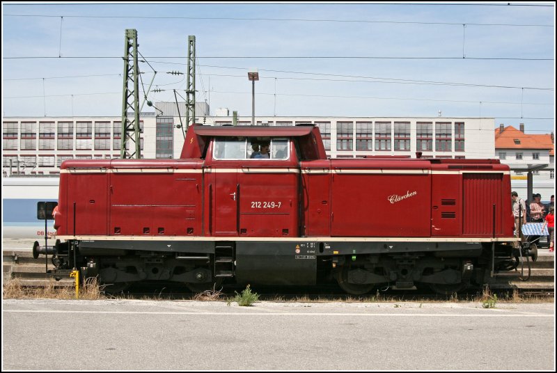 212 249 der Lokomotion zeigt sich im besten Pflegezustand am 01.07.07 in Mop.