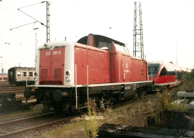 212 261 abgestellt im Oktober 2000 in Kaiserslautern.