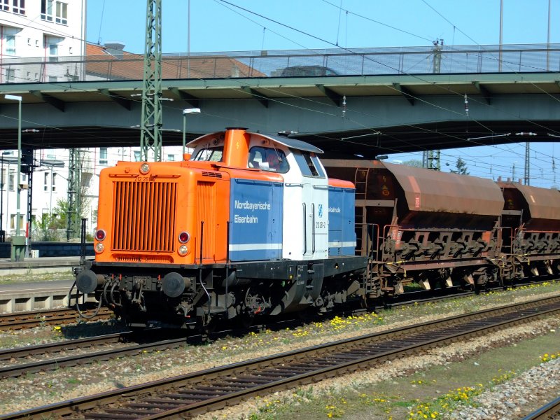 212 261 der NBE am 12.04.2007 bei der Durchfahrt durch Regensburg Hbf.