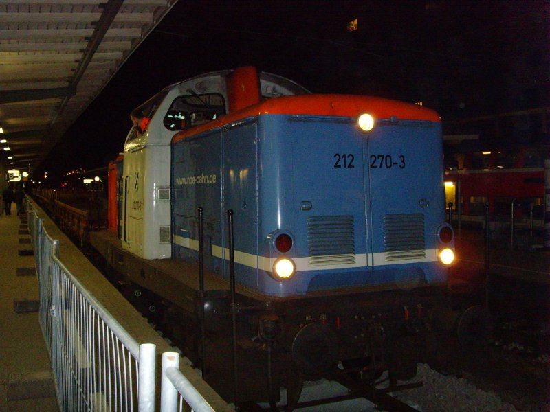212 270-3 der NBE steht nachts mit einem Bauzug auf Gleis 6 des Freiburger Hbf. 