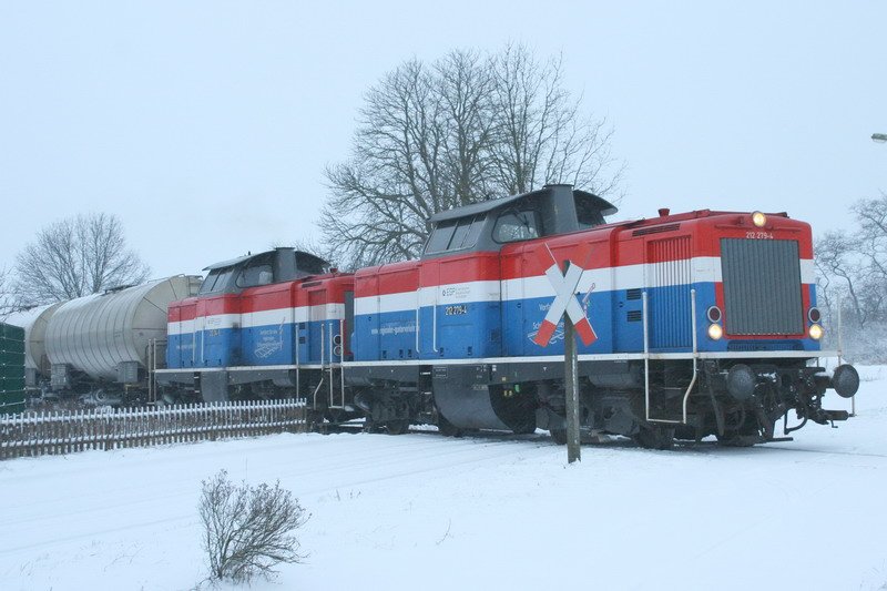 212 279 und 212 314 der Eisenbahngesellschaft Potsdam mit Gterzug bei Pritzwalk. 02/2007