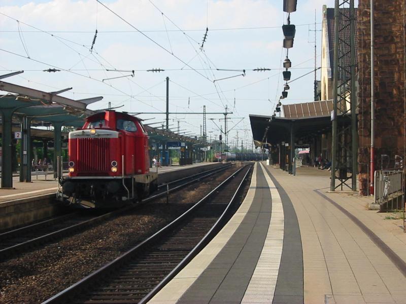 212-285 als Solo Lok bei der Durchfahrt von Worms Hbf, die Lok gehrt aber nicht mehr der Bahn die Lok wird von Alstom genutzt. 24.06.2005