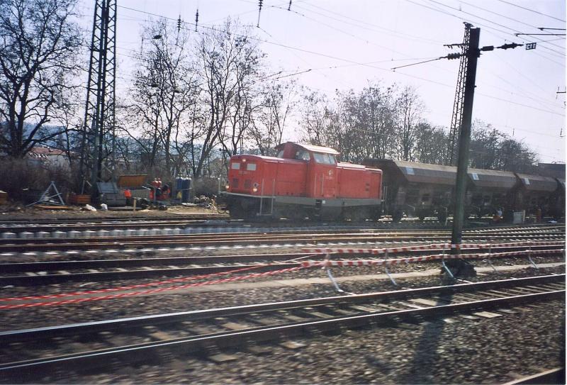 212 285 mit Schotterzug im Saarbrcker Bahnhofsvorfeld.