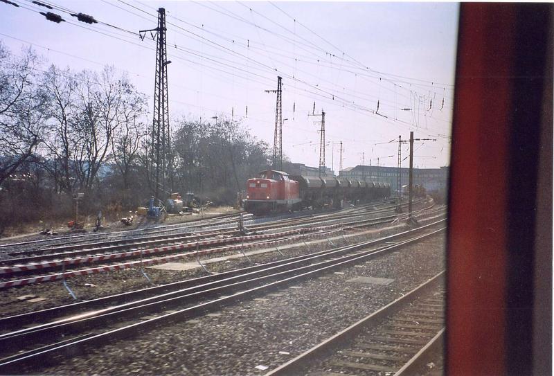 212 285 mit schottwerwagen fr die Bauarbeiten im Bahnhofsvorfeld Saarbrcken.