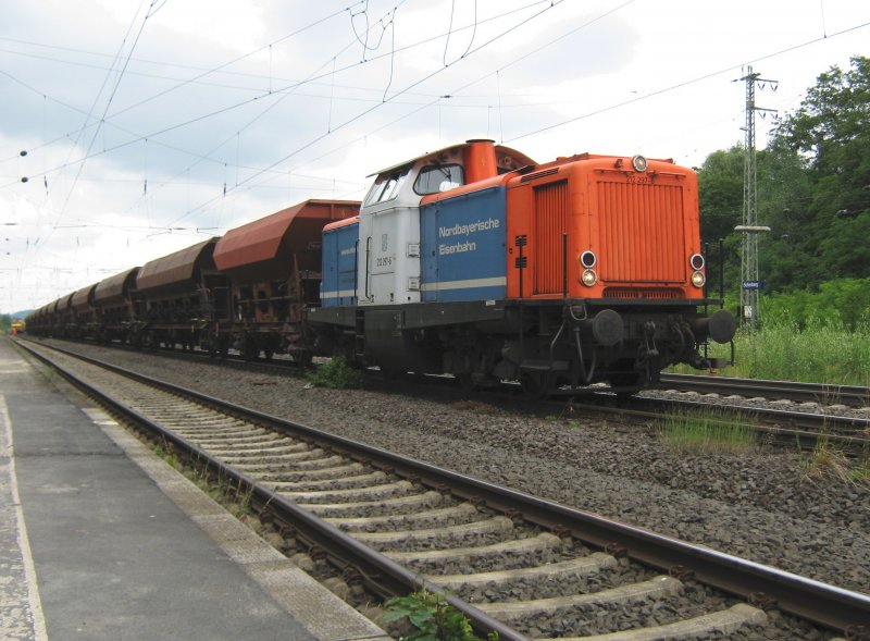 212 297-6 der NBE hat Schotter fr die Baustelle zwischen Eichenberg und Witzenhausen gebracht. Hier im Bahnhof Eichenberg am 28.06.2009.