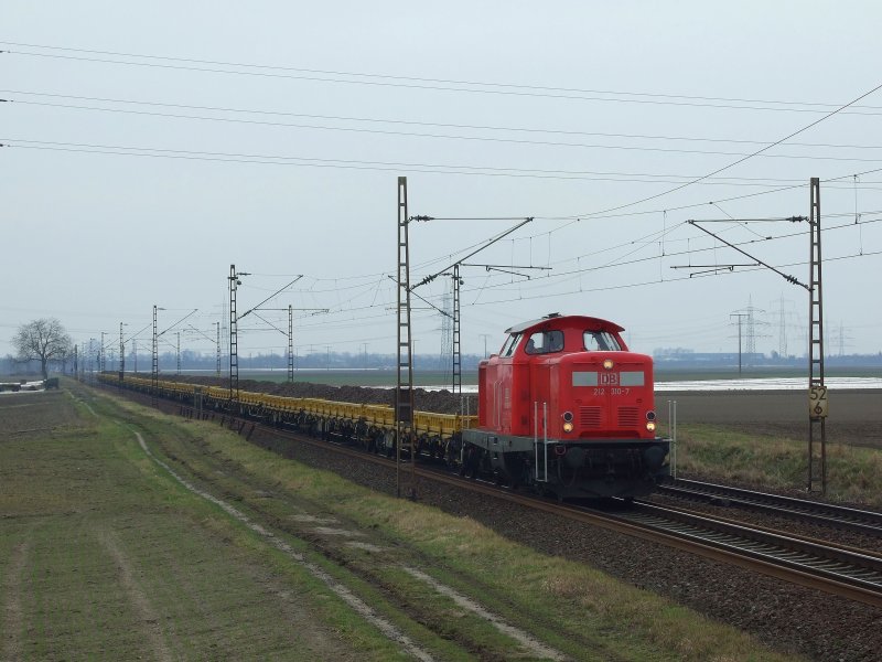 212 310 ist wegen Bauarbeiten in Frankenthal am 14.03.2009 mit einem beladenene Bauzug auf dem Weg nach Worms, kurz vor Bobenheim