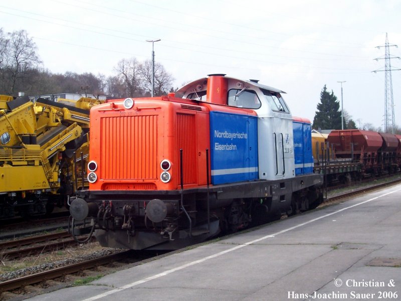 212 311-5 der Nordbayerischen Eisenbahn bei Gleisbauarbeiten zwischen Remscheid – Lennep und Remscheid Hbf. Aufgenommen im Juni 2006 im Bf Remscheid – Lennep.  