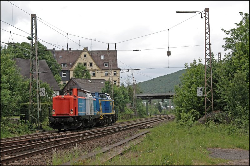 212 311 der Nordbayerischen Eisenbahn schleppt die V1201 (DR V100) der Mittelweserbahn bei Letmathe Richtung Siegen. (18.05.2008)

