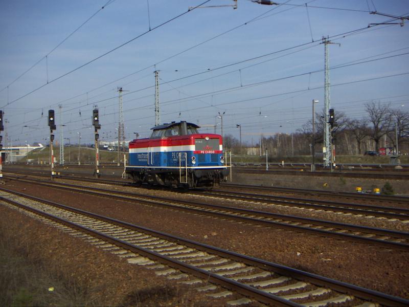 212 314-9 von PE Cargo bei der durchfahrt in Berlin Schnefeld Flughafen am 4.4.05