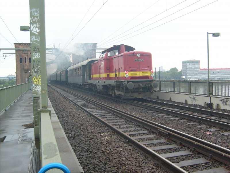 212 325-5 der tSD am Zugschluss des  Rund um Klle -Dampfzuges auf der Klner Sdbrcke am 27.05.07.