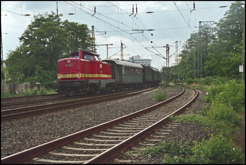 212 325 schiebt am 27.05.07 den Dampfzug bei Kkw Richtung Sdbrcke.