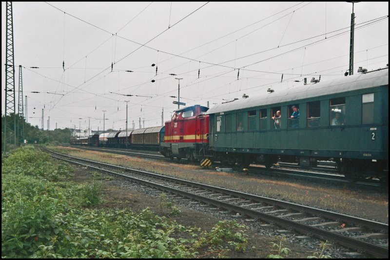 212 325 der TSD schiebt am regnerischen Morgen des 27.05.2007 den Dampfzug durch den Gterbahnhof Kln-Kalk Richtung Kkw.