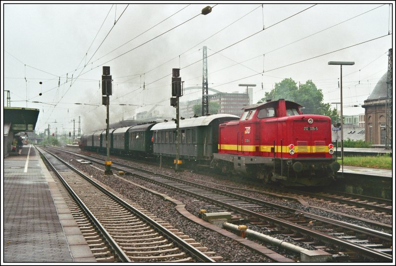 212 325 der TSD schiebt den Dampfzug, gefhrt von der 078 468, durch den Bahnhof Kln-Messe/Deutz. Aufgenommen am 27.05.07