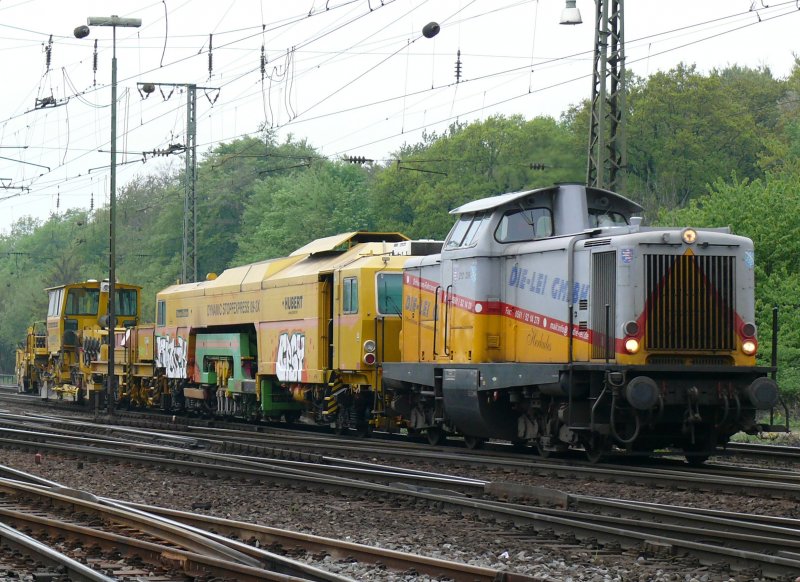 212 326 von 'Die-Lei Gmbh' zieht einen Bauzug durch Kln-Gremberg. Aufgenommen am 18/04/2009.