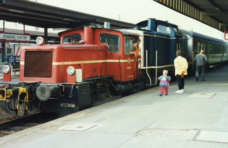 212 345 und 335 029 am 21.5.91 in Homburg Saar. Die 335 schleppt die 212 anschliesend ab, da sie ein defekt am Getriebe bekommen hat. SIe ist die ganze Fahrt mit Vollgas gefahren, hat aber kaum Leistung gebracht.
