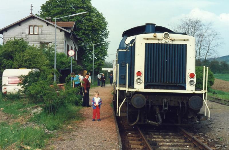 212 345 am 21.5.91 in Reinheim. Kurz darauf wird sie mit N 5185 wieder nach Homburg fahren und nie mehr nach Reinheim kommen.