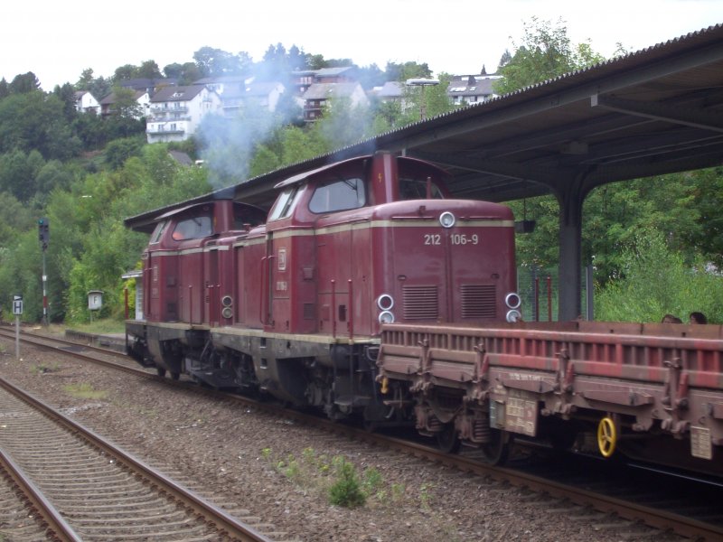 212 370-1 und 212 106-9 im Bahnhof Arnsberg (Westfalen) 