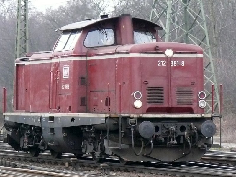 212 381-8 durchfhrt Kln-Gremberg in Nord-Sd-Richtung. Nach meinen Informationen die letzte der 6 verbliebenen Loks dieser Baureihe, die noch nicht in einen Museumsbestand aufgenommen ist.
Aufgenommen am 21/02/2009