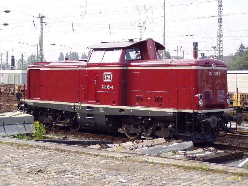212 381-8 der EfW sonnt sich am 22.7.2004 in Troisdorf Bf