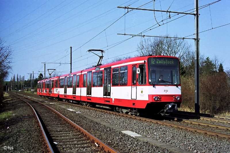 2122 + 2110 in Kln-Merkenich (15. Mrz 2003). Im Herbst 2002 wurden auf der Linie 12 die Achtachserzge durch B-Wagen der Reihen 2000 und 2100 abgelst. Die Strecke sollte hochflurig ausgebaut werden. Die Planungen nderten sich, die Strecke wurde dem Niederflurnetz zugeschlagen. Nach knapp einjhrigem Gastspiel wurden im Herbst 2003 die B-Wagen durch Niederflurwagen abgelst.