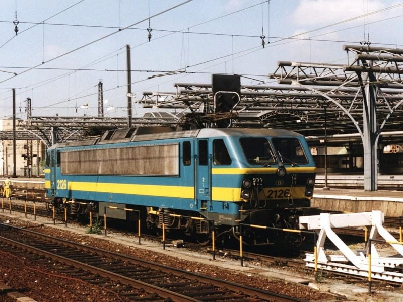 2126 auf Bahnhof Bruxelles Midi am 21-5-2001. Bild und scan: Date Jan de Vries. 