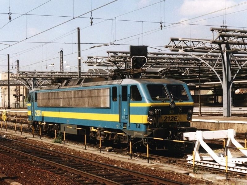 2126 auf Bahnhof Bruxelles Midi am 21-5-2001. Bild und scan: Date Jan de Vries. 