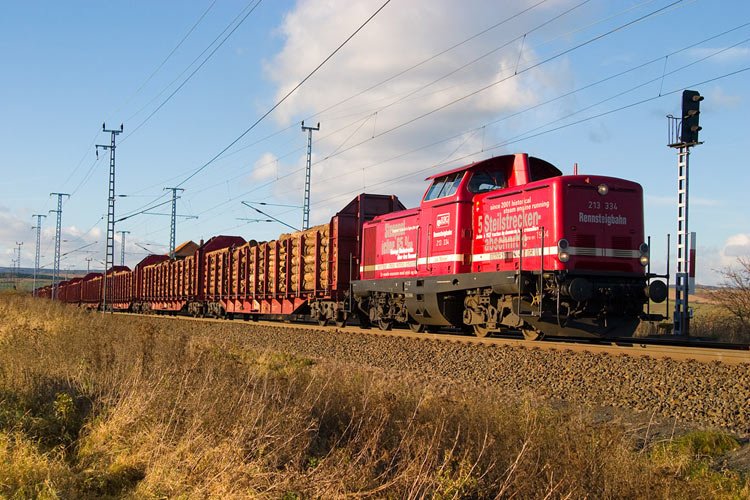 213-334 der Rennsteigbahn fhrt einen mit Holz beladenen Ganzzug am Block Steinberg auf der Strecke Kassel - Halle/S die Blankenheimer Rampe bergwrts.
Die Aufnahme entstand am 27.11.2007.
