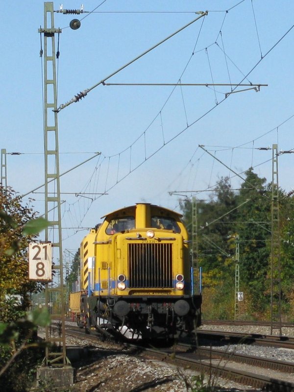 213 336 mit einem kurzen Bauzug am 5.10.2008 in Vaterstetten (bei Mnchen).