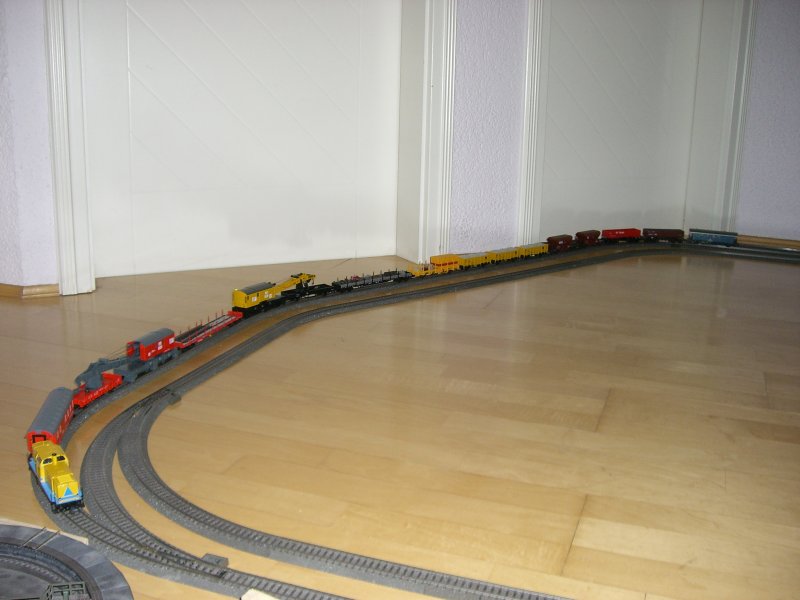 213 336 von Roco mit einem Bauzug auf meiner Bodenanlage!

