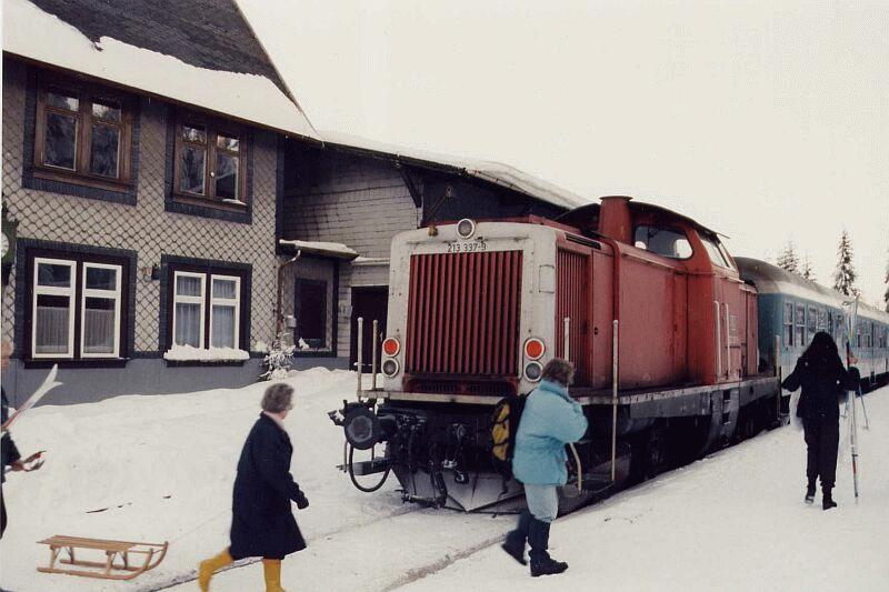 213 337 mit Personenzug aus Themar im Bahnhof Rennsteig im Mrz 1998