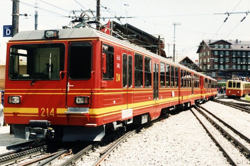213 BDhe 4/8, 214 BDhe 4/8 der JungFrauBahn (JB) auf Bahnhof Kleine Scheidegg am 29-07-1995. Bild und scan: Date Jan de Vries.