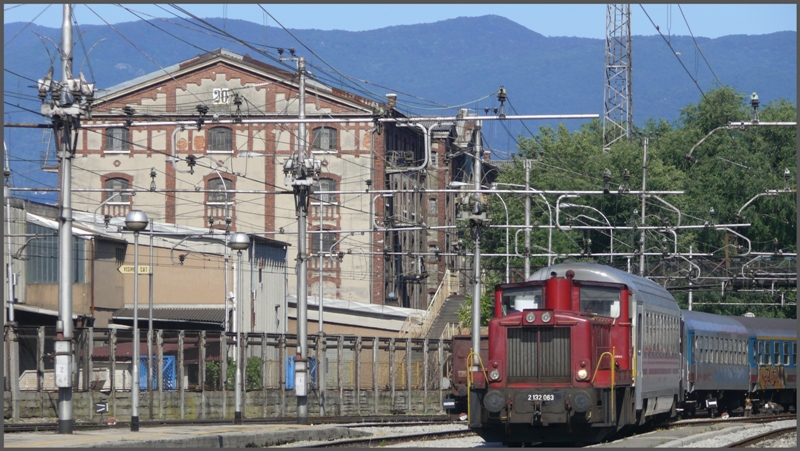 2132 063 rangiert Personenwagen im Bahnhof Rijeka. (12.06.2009)