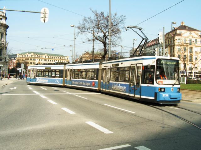 2134 ist auf einer Probefahrt am Stachus unterwegs.