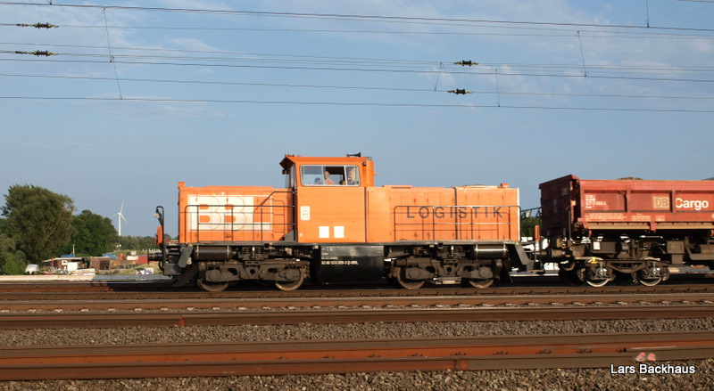 214 009-3 der BBL-Logistik hat am 20.08.09 einen Schotterzug, gebildet aus Fans 126 von DB Cargo am Haken und schleppt diesen Richtung Norden.