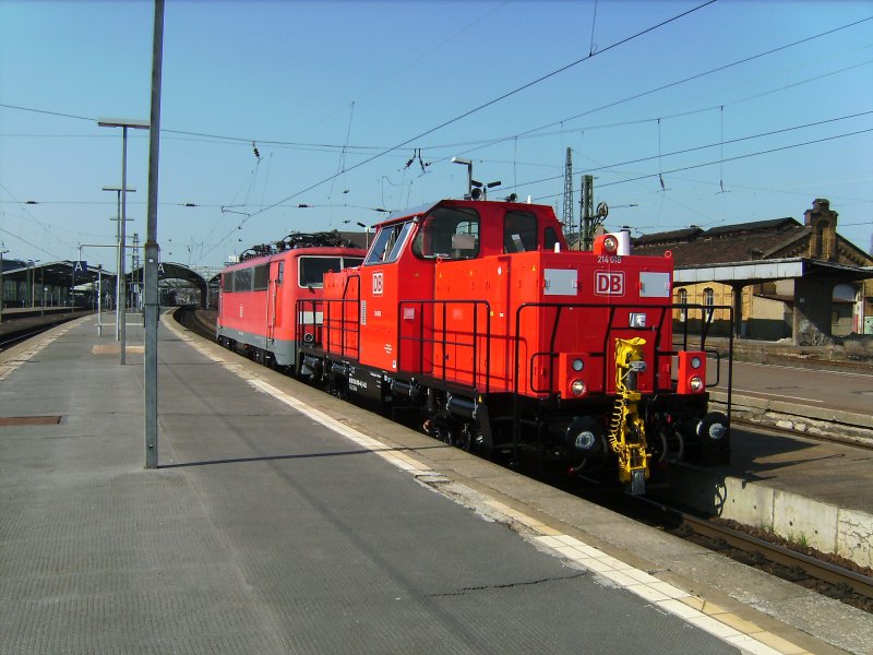 214 018 und 111 200 in Halle Hbf am 01.04.2009 