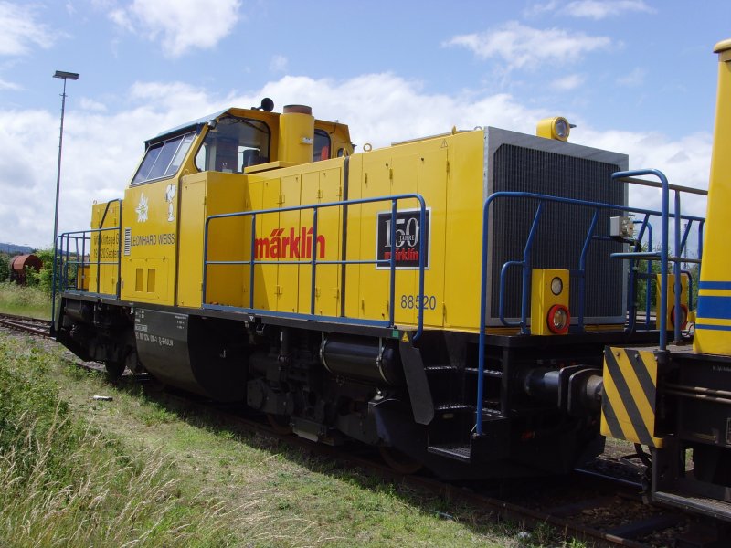 214.002 (Ex DB 212 188-7) mit Mrklinwerbung im Freiburger Gbf. 06.06.09